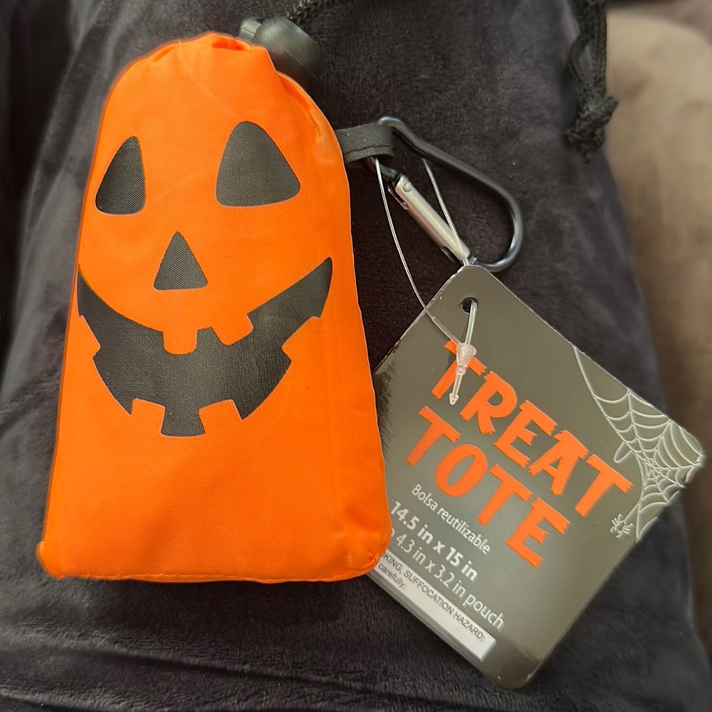- 5 Reusable Jack o lantern Pumpkin Tricker Treat bags!